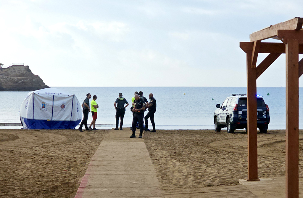 Una mujer fallece tras ser rescatada en parada cardiorrespiratoria en una playa de Mazarrn 